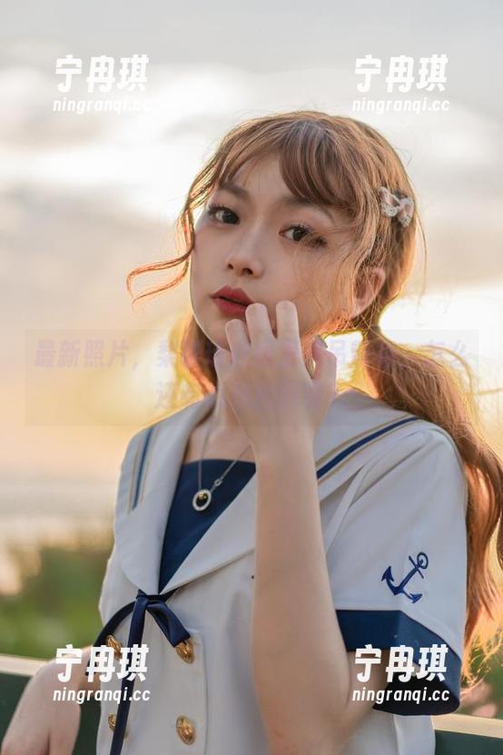 梨瑾瑾 最新照片,梨瑾瑾在屋里穿吊带裙,怎么还有心思拍照呢?
