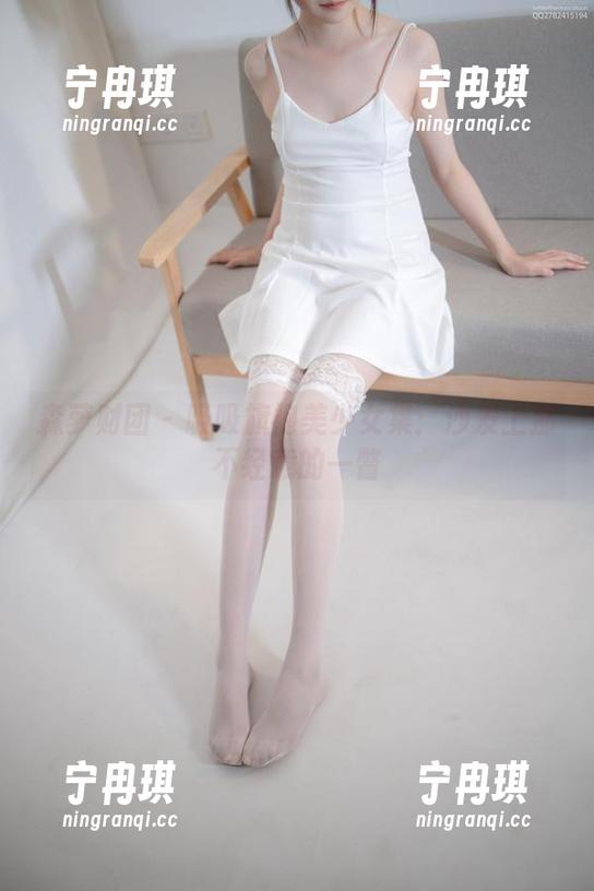 森萝财团-吸吸 森萝财团 - 吸吸旗袍美少女集:沙发上那不经意的一瞥
