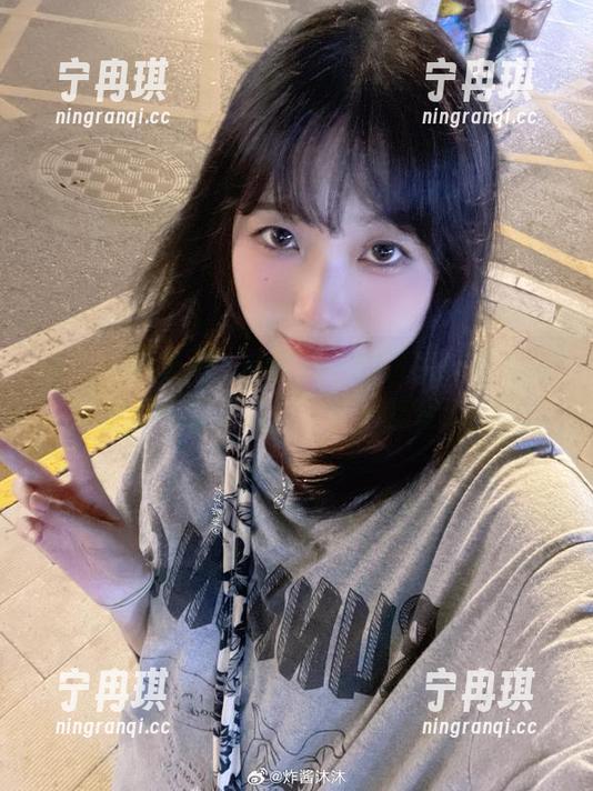 炸酱沐沐 美图更新来了,炸酱沐沐的镂空作品果然不负预期,心情一下子就变了!