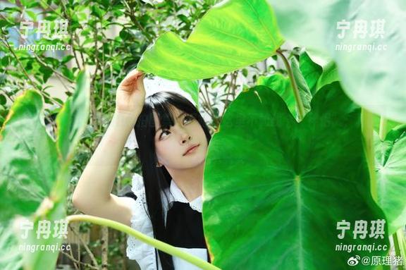 白莉爱吃巧克力的私拍图集，妮露在这里不如找个“伴侣”，真有意思！