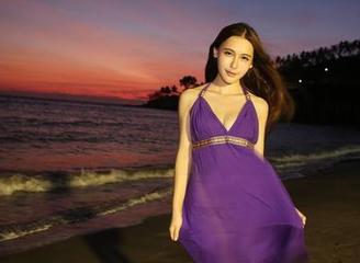 美媛馆 – 向大家推荐MARA酱的泳衣美图，照片里的线条和光线，不愧是摄影师精心安排过的。
