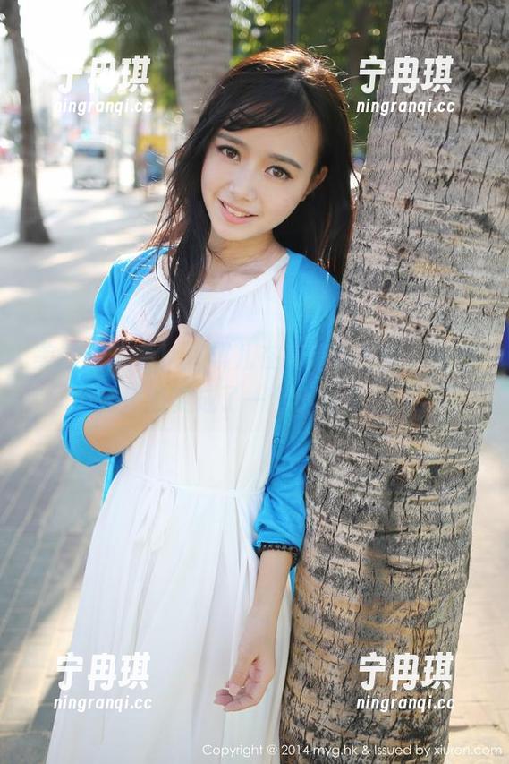 美媛馆-唐琪儿 美媛馆 - 看!唐琪儿在高清照片中,婚纱使她变成了一个小仙女。