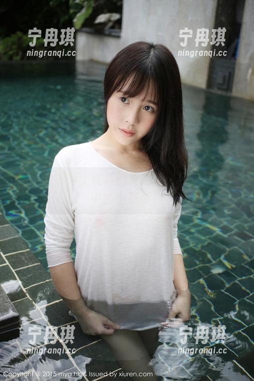 美媛馆 - 穿上红裙的绮里嘉：经典写真集中的小捣蛋！