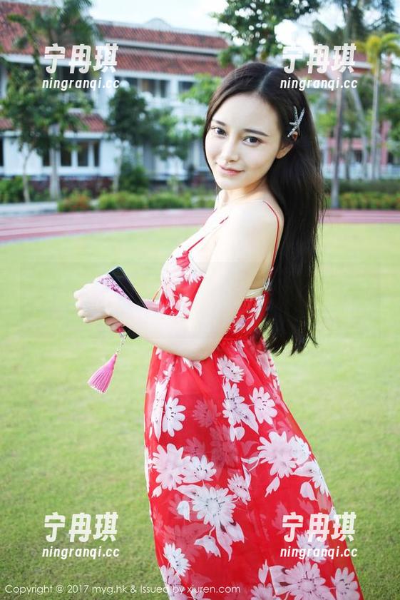 美媛馆 - 芝芝Booty的高清写真：裸足还能这么美吗？真心佩服她的勇气！