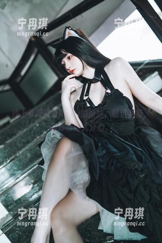 落落Raku 线上参观落落Raku的婚纱,瞧这姿势,微妙得让人分心。