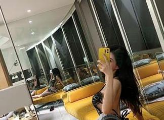 微密圈 – 又是葛征的私拍!套图的闪片丝袜毫不留情地反光,让我有种想要一探究竟的冲动。