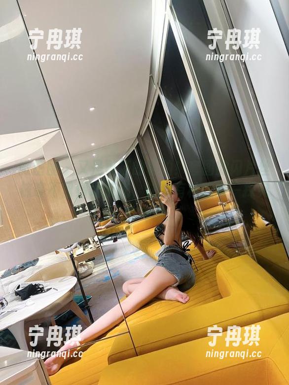 葛征 微密圈 - 又是葛征的私拍!套图的闪片丝袜毫不留情地反光,让我有种想要一探究竟的冲动。
