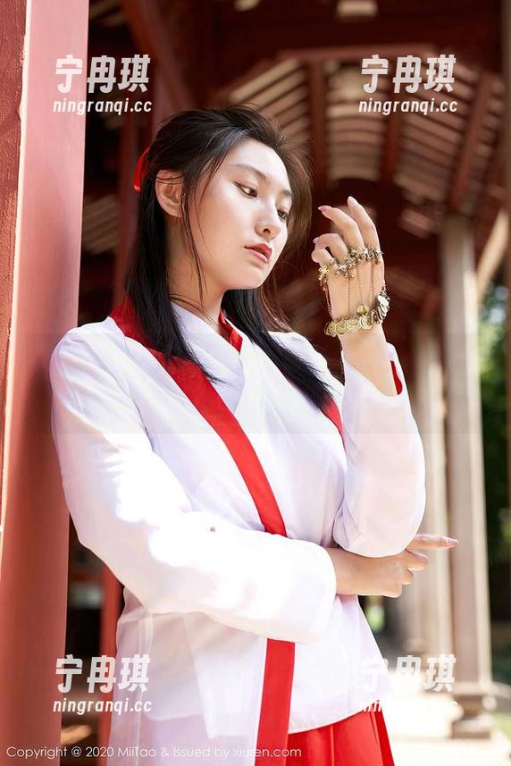 蜜桃社-温心怡 蜜桃社 - 温心怡的兔女郎私拍,照片里有种“我能”的小魔法