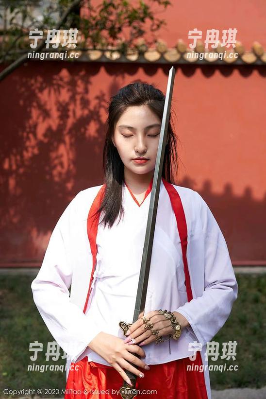 蜜桃社-陌子Mandy 蜜桃社 - 观看陌子Mandy的夏天:每张图片都是在呼唤我去泳池边聊聊天。