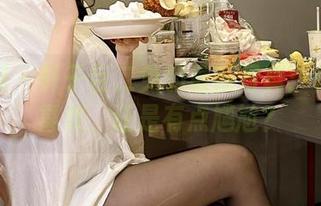 微密圈 – 轩子巨二兔的最新写真:你想说喜欢,还是有点尴尬?