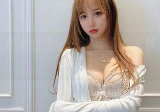 捕捉过期米线线喵:浴室里的水珠与光影游戏
