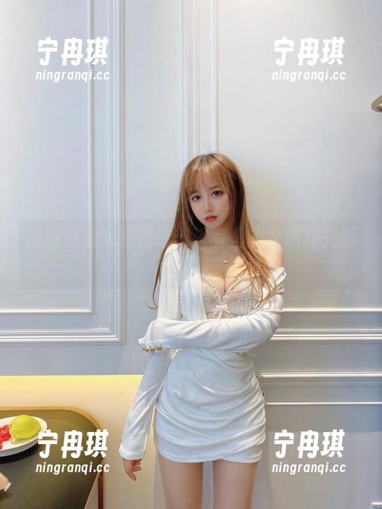 捕捉过期米线线喵：浴室里的水珠与光影游戏