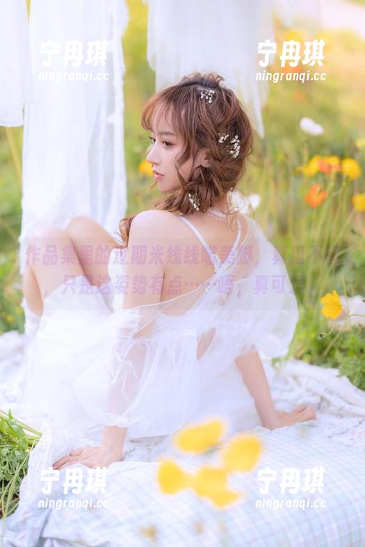 过期米线线喵 作品集里的过期米线线喵美脚,真挺不错,只是这姿势有点……唔,真可爱。