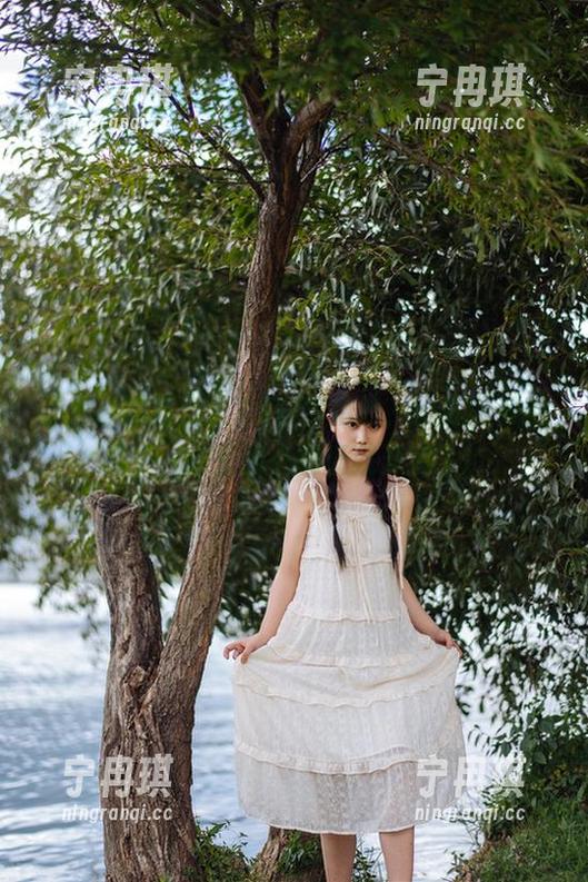 镜酱 精选:镜酱穿上2B白色婚纱,婚礼该有的样子,心里的小剧场就开演了!