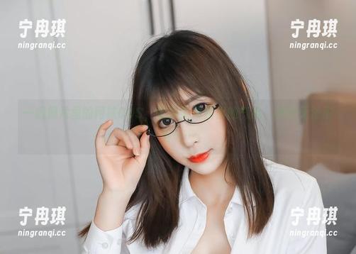 雯粥粥 一组照片里的网袜COS,雯粥粥流露出的气息,真的无法形容……