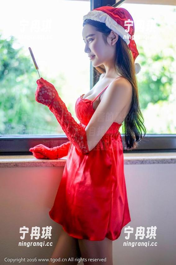 青豆客 - 施忆佳Kitty酱的私拍笔记：在纯白的包围中，难以自拔的优雅氛围，脑海涌起各种奇怪的想法。
