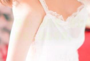 青豆客 – 王婉悠：双马尾，旁边的人都在默默注视的写真。
