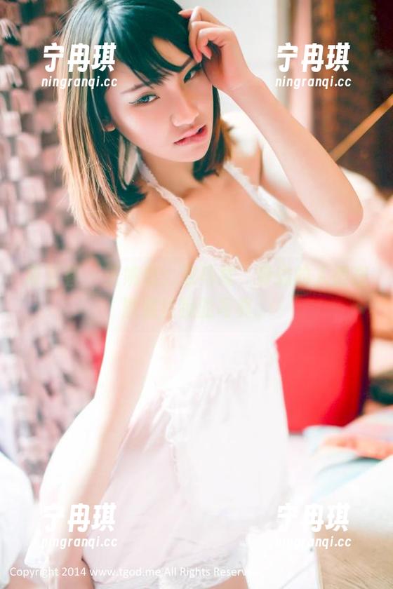 青豆客-王婉悠 青豆客 - 王婉悠:双马尾,旁边的人都在默默注视的写真。