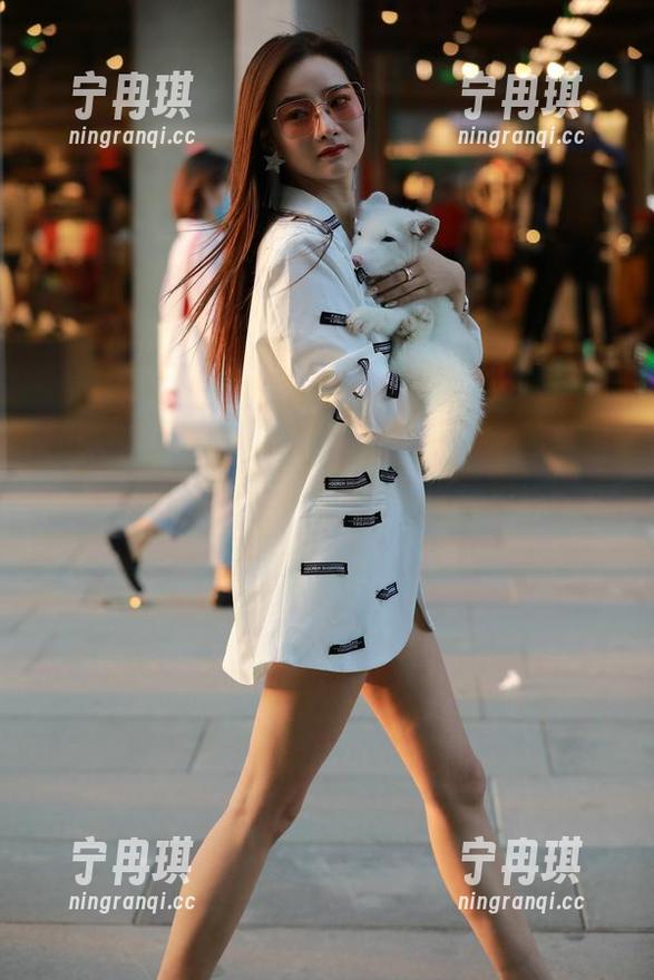 魔镜街拍：蓝色包臀裙黑丝美女，免费图包送给你，快来瞧瞧吧，不然我把它藏起来了！