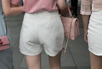 来自魔镜街拍的美图:肉丝包臀旗袍小姐姐在凉亭里载着小风,大家这是要取金曲的节奏吗?