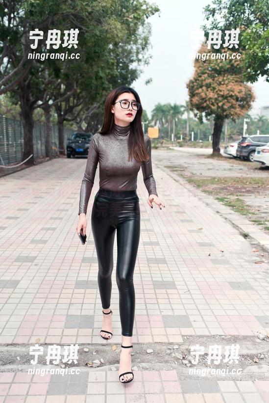 魔镜街拍 魔镜街拍带你逛街:咖啡色丝袜与高跟鞋的完美碰撞精选集