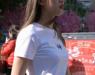 魔镜街拍福利时间:紧身牛仔热裤让你目不忍视,小心心脏承受不起哦!