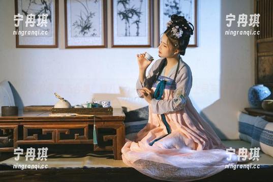 办公室萌态合集：鹿八岁baby作品中的女上司与小属下